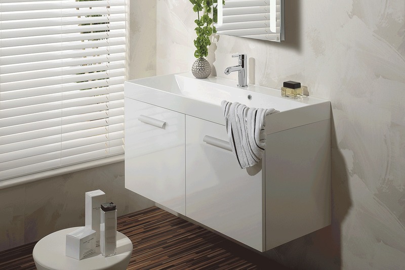 Góc phòng tắm nhỏ phong cách Bauhaus được sắp xếp khéo léo nhằm tối ưu hoá công năng của các thiết bị