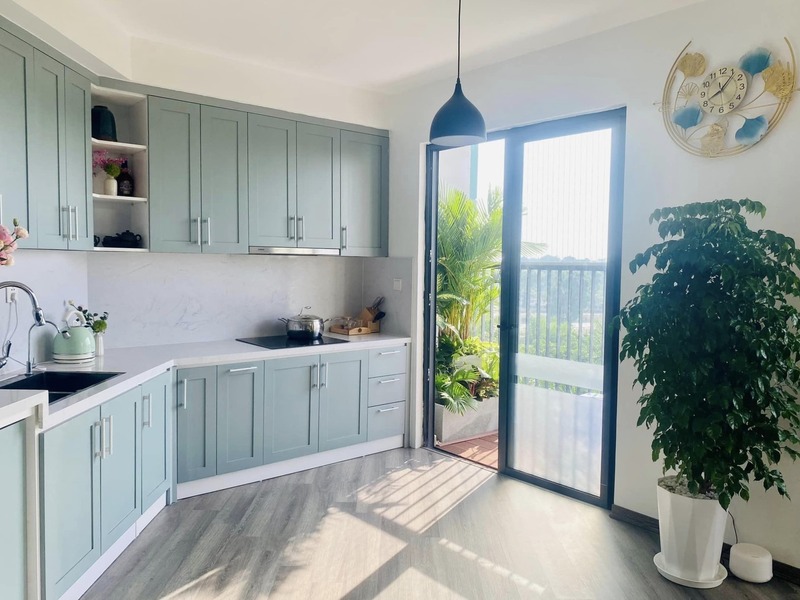 Sơn lại hoặc dán giấy decal làm mới đồ nội thất là 1 trong những kinh nghiệm giúp tiết kiệm chi phí cải tạo nhà