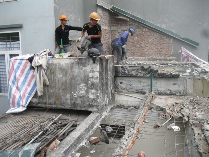Tháo dỡ các hạng mục đã xuống cấp để chuẩn bị cải tạo