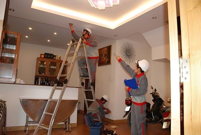 Chủ nhà cũng nên thường xuyên giám sát quá trình thi công nội thất nhằm tránh những rủi ro như thi công ẩu, thất thoát vật tư.