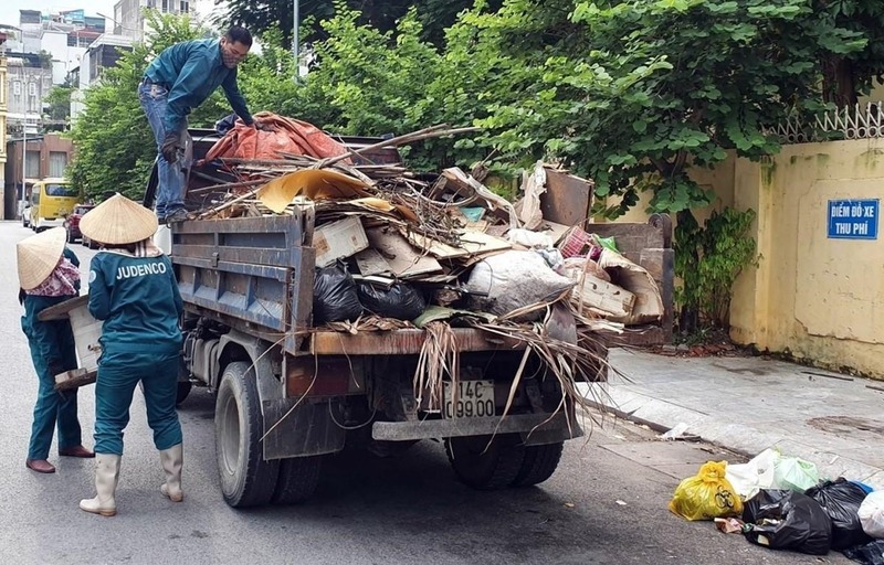 Chi phí dọn rác và lau dọn sẽ dao động khoảng 200.000 - 300.000 VNĐ/m2 hoặc khoảng 90.000 VNĐ/giờ nhân công.