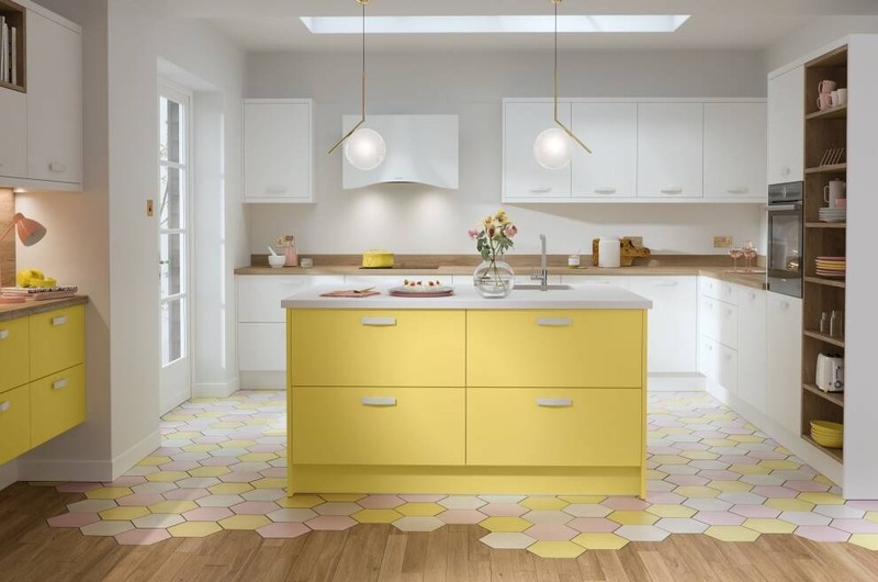 Không gian nhà bếp phong cách Art Deco nổi bật với sàn nhà sặc sỡ, được tạo thành từ những hình lục giác nhỏ