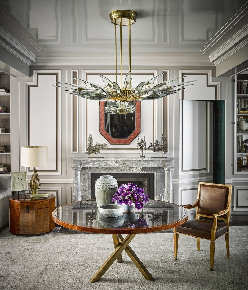 Đồ nội thất theo phong cách Art Deco thường có kích thước lớn, gây ấn tượng với đường viền mềm mại, màu sắc nổi bật