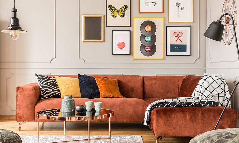 Để tạo nên sự giao thoa giữa cổ điển và hiện đại, không gian nội thất Retro sử dụng các phụ kiện trang trí có kích thước vừa và nhỏ, mang màu sắc cũ
