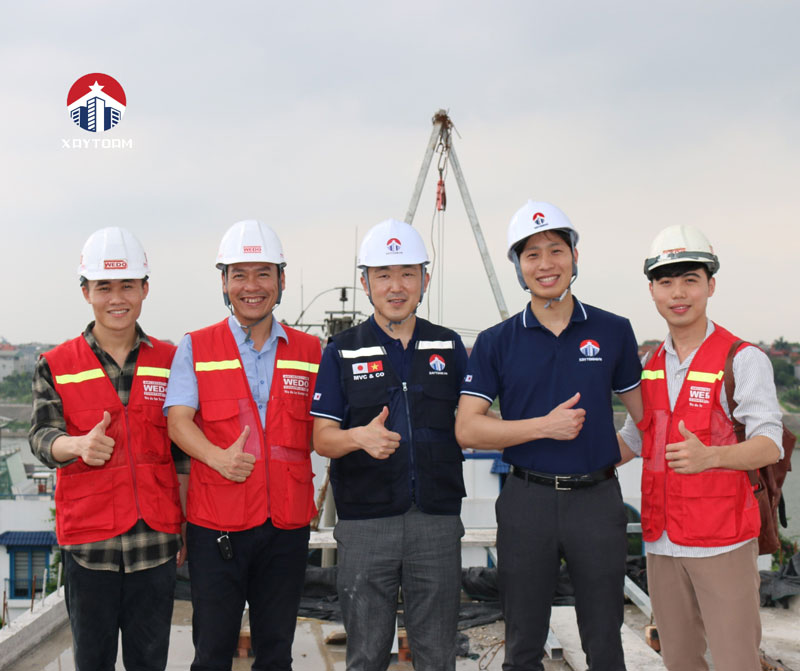 Gia chủ và đội ngũ thi công cần trang bị các thiết bị bảo hộ an toàn trong suốt quá trình thi công cải tạo nhà