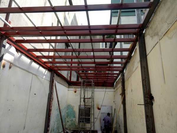 Căn nhà phố đang được cải tạo nâng tầng tại Hà Nội