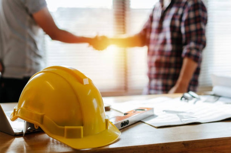 Sau khi chuẩn bị nền đất và có ý tưởng sơ bộ cho công trình nhà cấp 4 của mình, chủ nhà cần tìm kiếm đơn vị thiết kế và thi công xây dựng