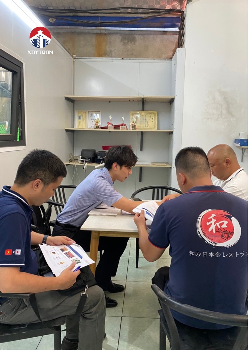 Chủ nhà tiến hành ký hợp đồng thi công với nhà thầu