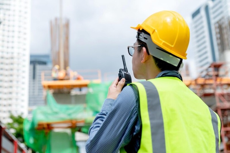Chủ nhà có thể thuê người giám sát thi công để đảm bảo mọi công đoạn được thực hiện đúng quy trình, kỹ thuật, và theo tiêu chuẩn thiết kế