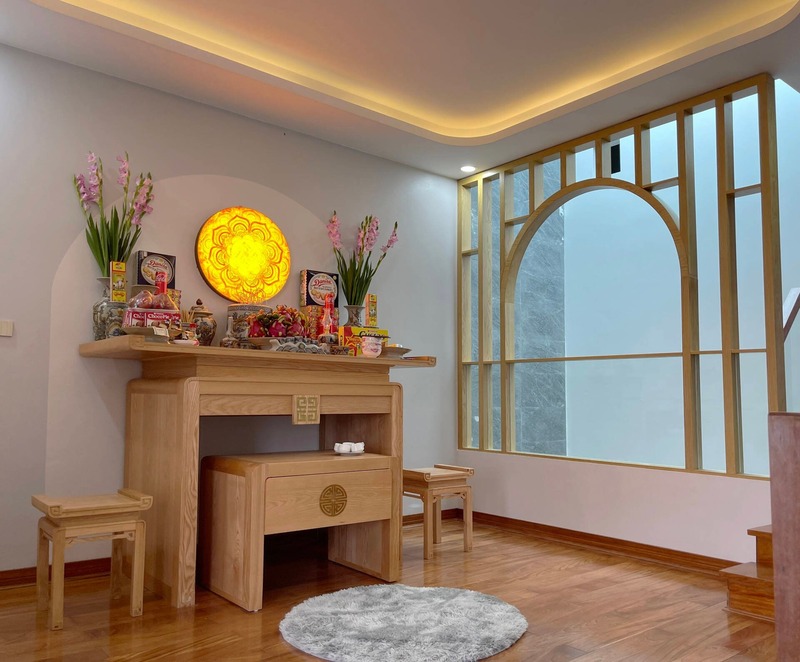 Bàn thờ là nơi tôn nghiêm, vì vậy, chủ nhà nên chọn vị trí đặt bàn thờ ở hướng “tọa cát hướng cát” - vị trí tốt, nhìn ra hướng tốt so với tuổi của gia chủ