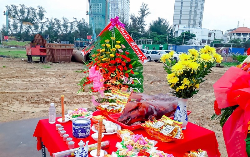 Trước khi tiến hành khởi công, chủ nhà cần phải thực hiện lễ động thổ như một cách để xin phép thần thổ địa canh giữ mảnh đất đó