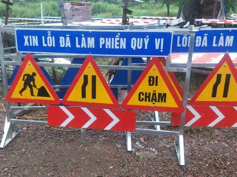 Treo biển báo công trình bao gồm biển báo thông tin công trình, biển báo an toàn lao động,....