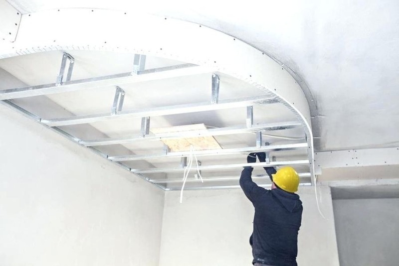 Sau khi lắp đặt hoàn chỉnh hệ thống khung xương, thợ thi công sẽ lắp đặt các tấm trần vào khung