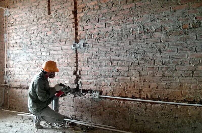 Nhà thầu sẽ tiến hành lắp đặt hệ thống điện nước âm tường
