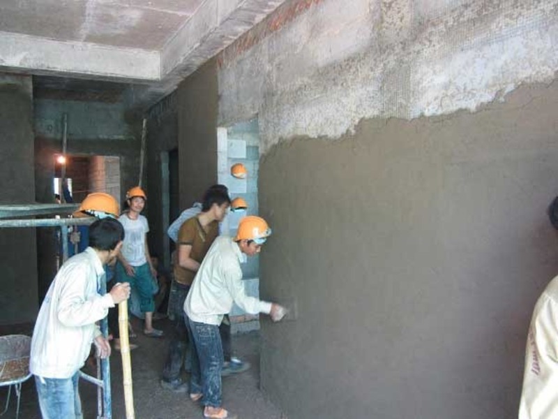 Trát tường là việc làm giúp gia tăng tính thẩm mỹ cũng như bảo vệ bức tường khỏi nguy cơ rạn nứt tường