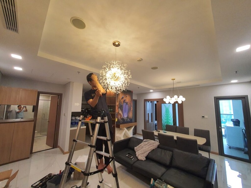 Nhà thầu sẽ tiến hành lắp đặt các thiết bị điện như công tắc, ổ cắm, đèn chiếu sáng,...