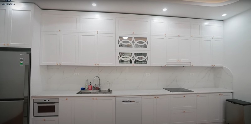 Khu vực bếp với gam màu trắng chủ đạo tinh tế