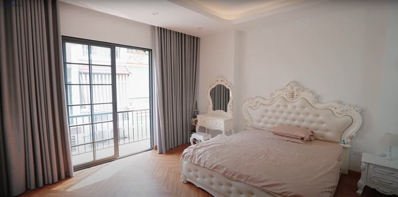 Tầng 3 và 4 là phòng ngủ với nội thất đơn giản, cũng là tông màu trắng hài hòa, đẹp mắt