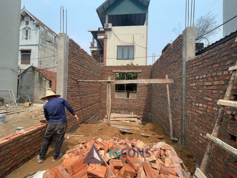 Công nhân thi công trong giai đoạn xây thân mái công trình