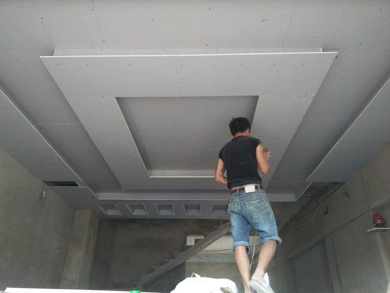Công nhân đang thi công trần thạch cao