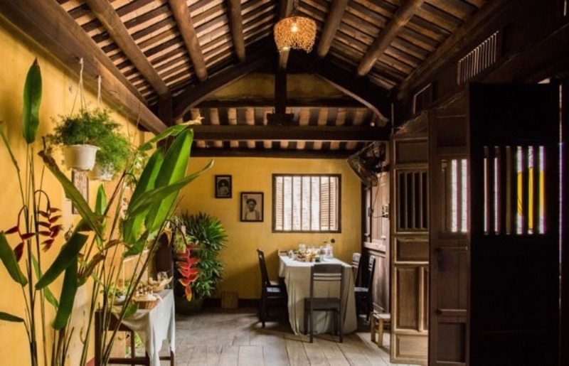 Đặc trưng của hệ cửa phong cách Indochine là cấu tạo 2 lớp giúp lấy sáng tự nhiên một cách hiệu quả