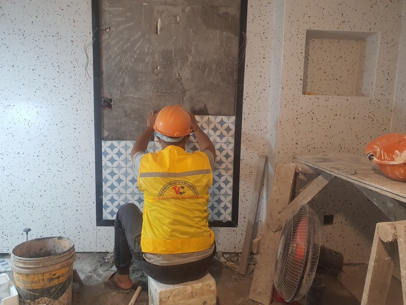 Công nhân ốp đá trong giai đoạn hoàn thiện công trình