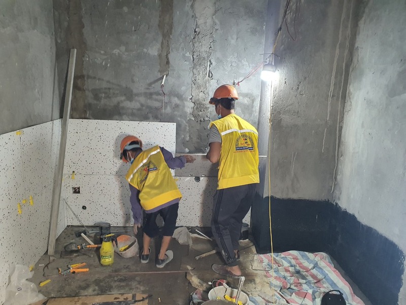 Công nhân thi công ốp đá nhà vệ sinh