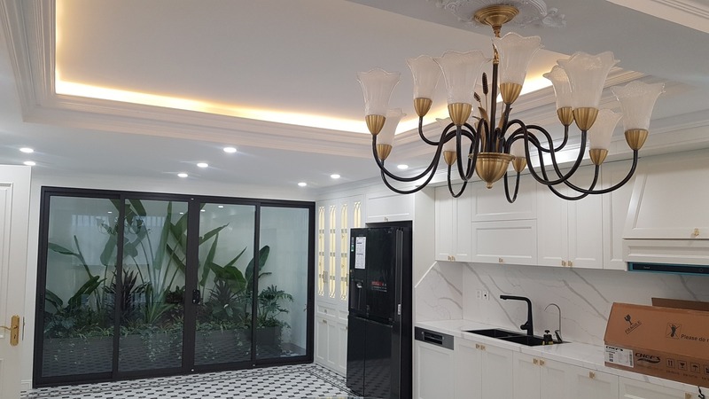 Hệ thống đèn ánh sáng vàng kết hợp với sơn tường màu trắng tạo nên cảm giác ấm cúng