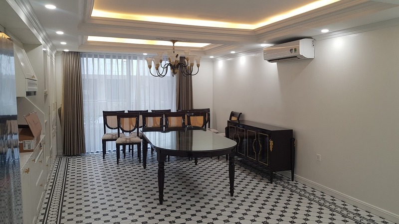 Không gian phòng ăn rộng rãi, thoáng sáng ngay bên cạnh cửa sổ