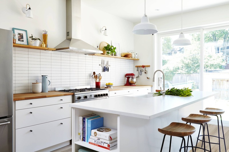Phòng bếp Scandinavian tràn ngập ánh sáng tự nhiên nhờ hệ thống cửa kính được bố trí khoa học