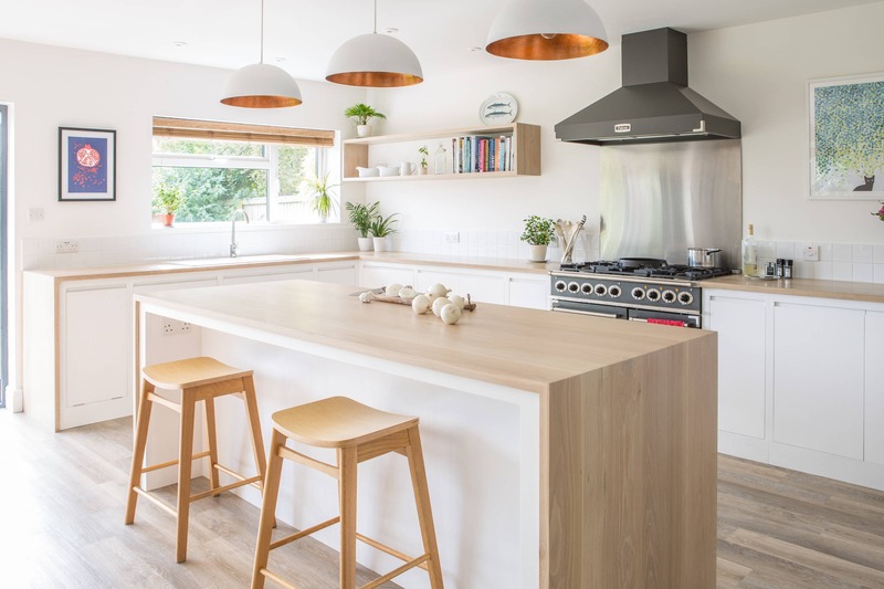 Gỗ là chất liệu rất được ưa chuộng trong không gian phòng bếp Scandinavian, gợi lên cảm giác thô mộc và gần gũi
