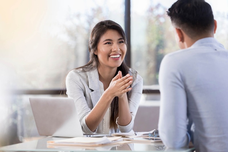 Chuyên viên tiến hành tiếp nhận thông tin khách hàng và tư vấn thiết kế
